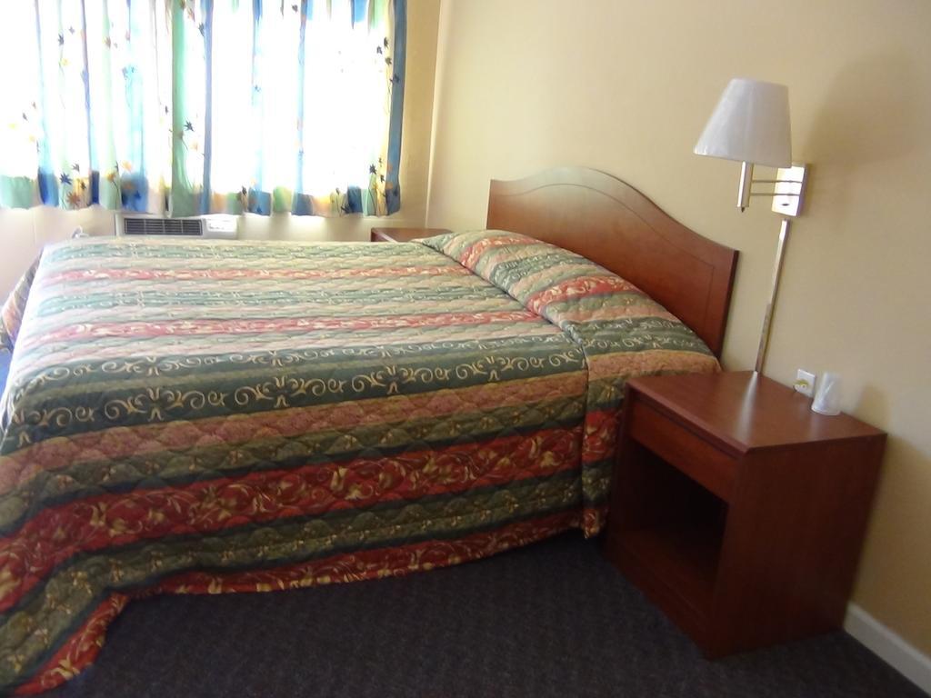 Desert Inn Motel Corona Szoba fotó